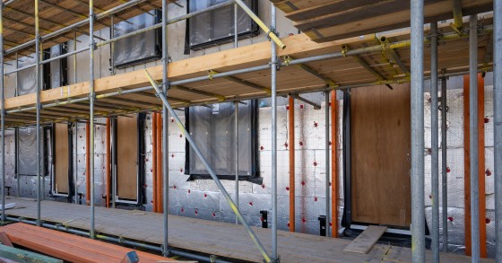 Majorité simple, prêt collectif : le ministre du logement assume un pari risqué pour forcer les rénovations en copropriété.