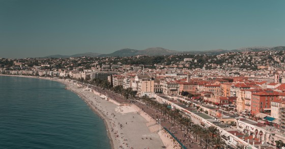 Entre loyers élevés, Airbnb et pétition citoyenne, Nice illustre les tensions entre tourisme de masse et droit au logement.