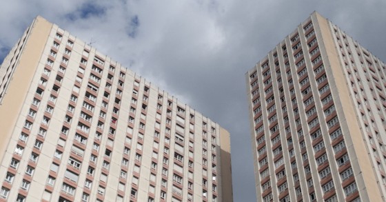 La CNL accuse l’État de mise en danger de la vie d’autrui à cause de logements qui surchauffent lors des vagues de chaleur.