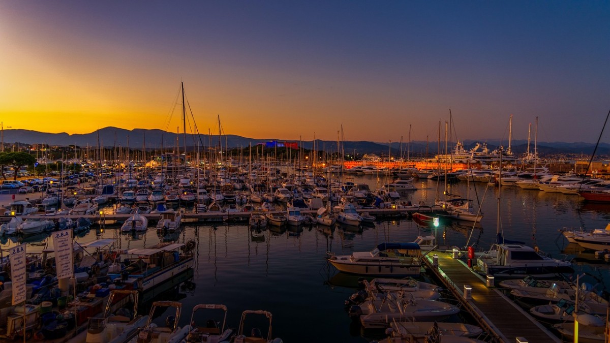 Vivre entre mer et montagne : les Alpes-Maritimes pour les actifs
