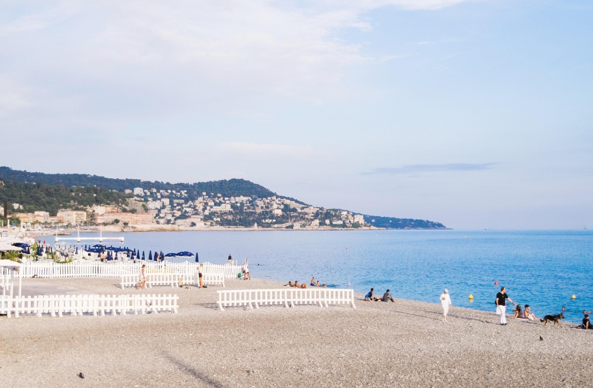 Vivre entre mer et montagne : les Alpes-Maritimes pour les actifs