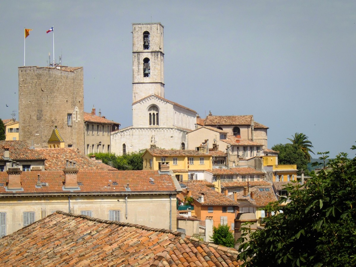 Vivre entre mer et montagne : les Alpes-Maritimes pour les actifs