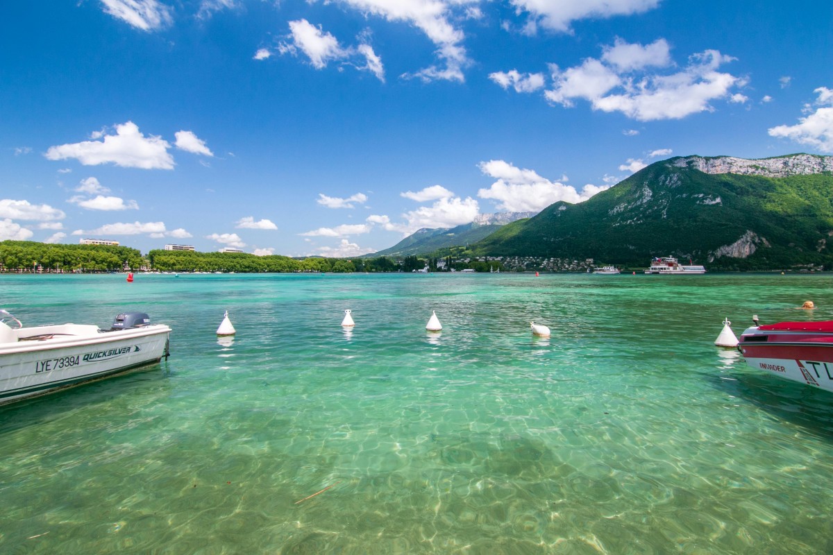 Annecy : la rencontre du lac, des sommets et de la pierre médiévale