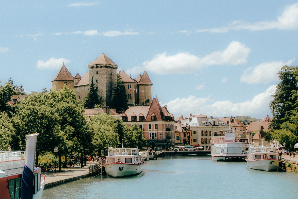 Annecy : la rencontre du lac, des sommets et de la pierre médiévale