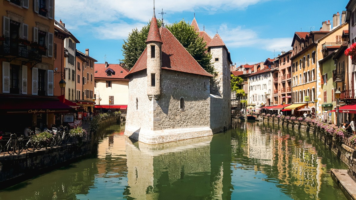Annecy : la rencontre du lac, des sommets et de la pierre médiévale