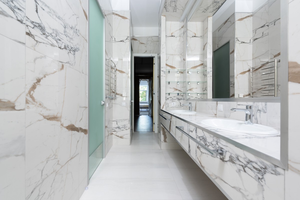 Matériaux en Majesté : Bois, marbre, cuir, nacre, métal