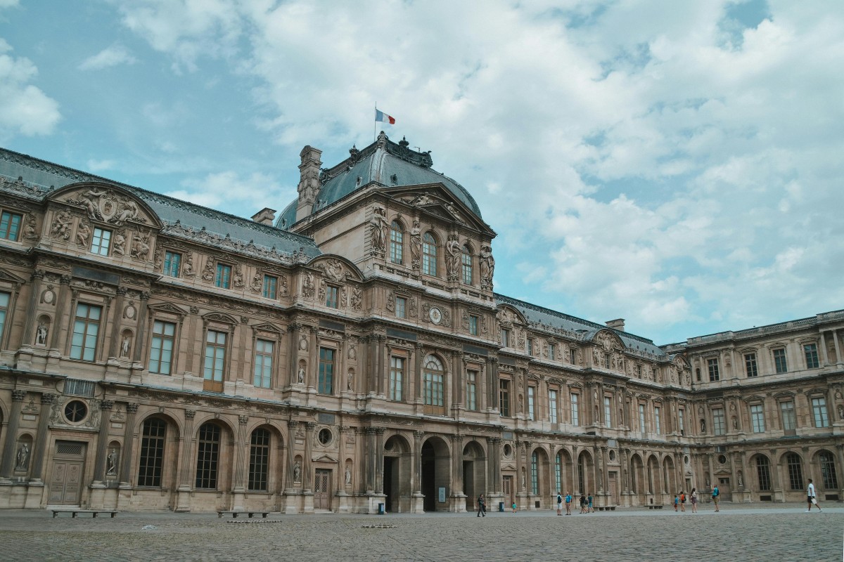 Le Louvre : un musée hors norme au cœur de Paris