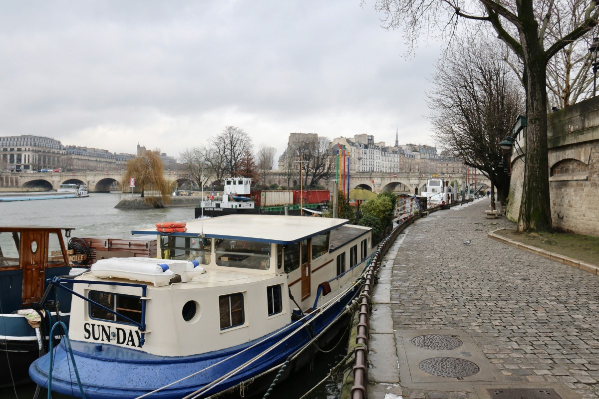 Habiter sur une péniche à Paris, le charme d’une vie flottante