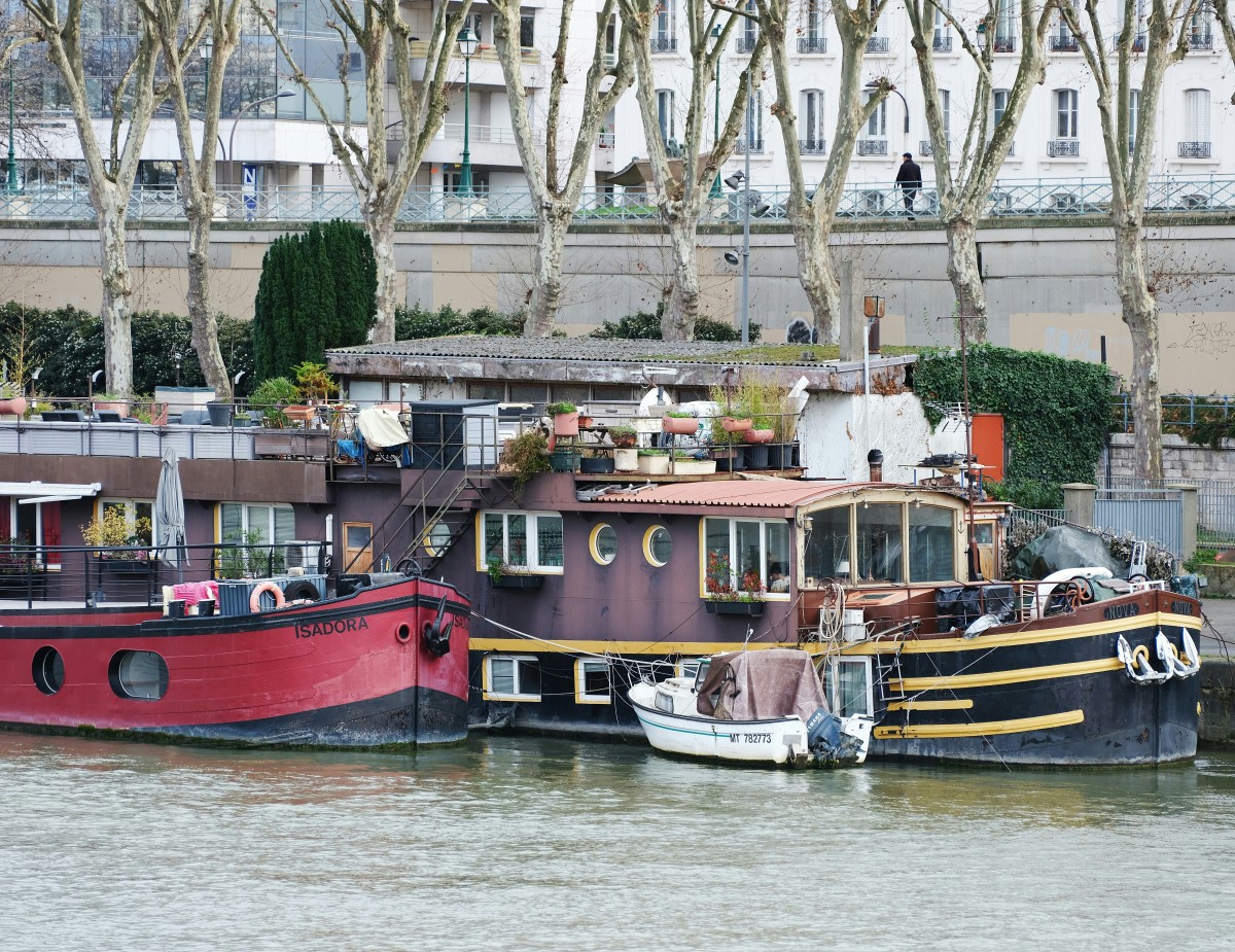 Habiter sur une péniche à Paris, le charme d’une vie flottante