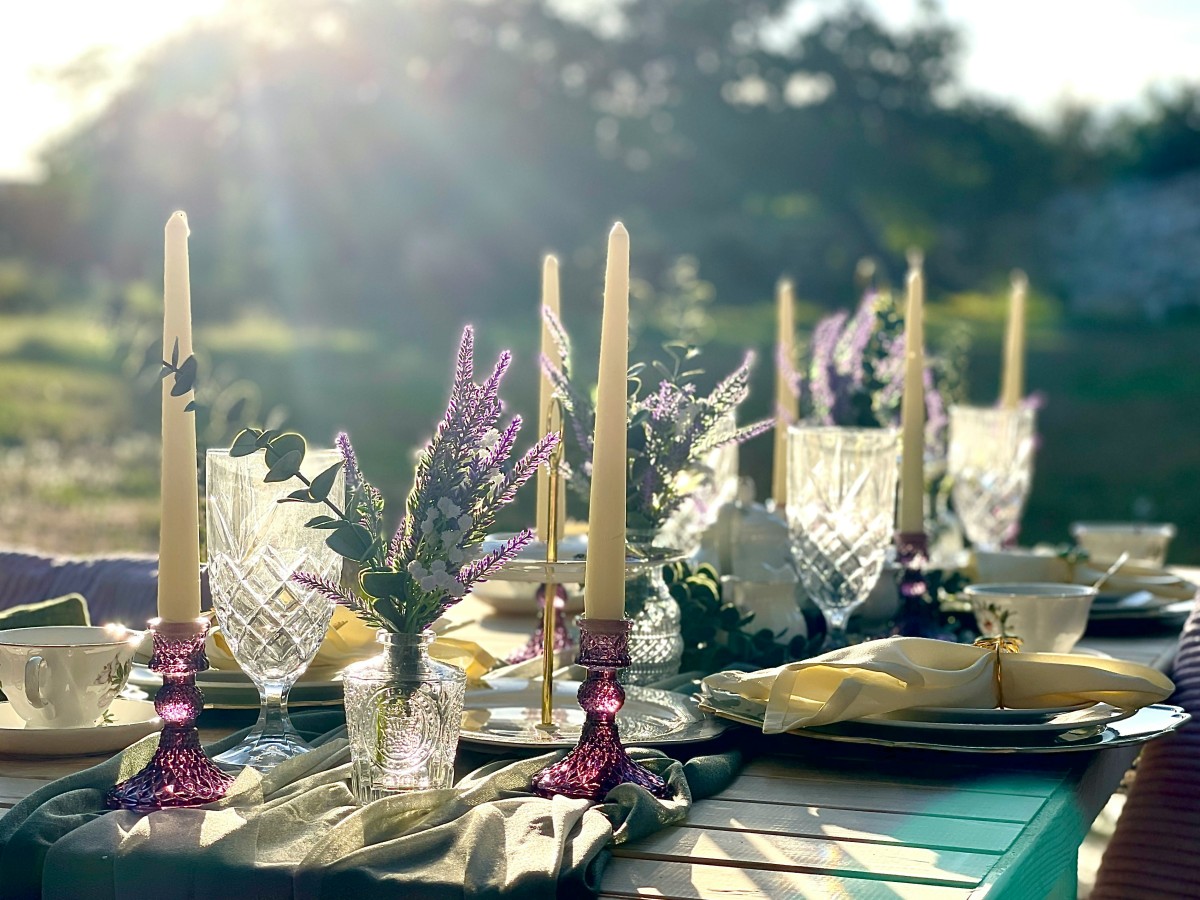 Les tables de l’été : entre simplicité et élégance naturelle