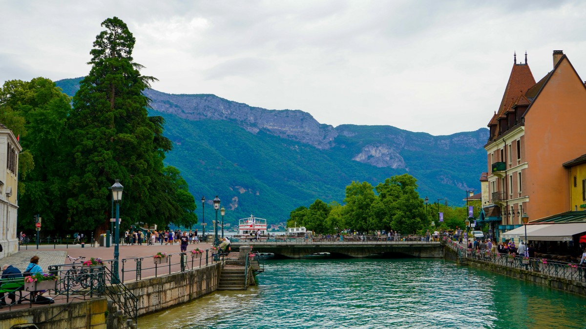 Entre lac et montagne : que faut-il savoir avant de s’installer à Annecy ?