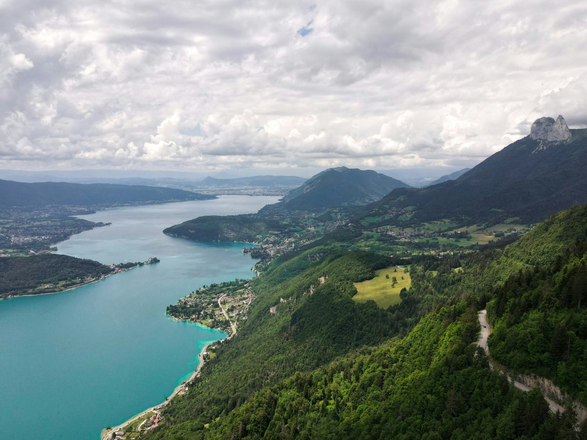 Entre lac et montagne : que faut-il savoir avant de s’installer à Annecy ?