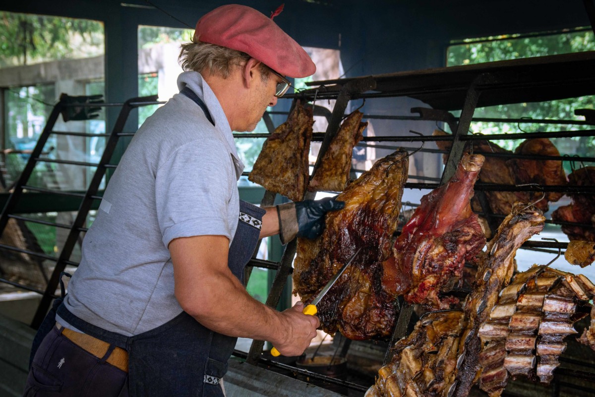 Le barbecue autour du monde : cinq traditions qui réinventent les grillades de l'été