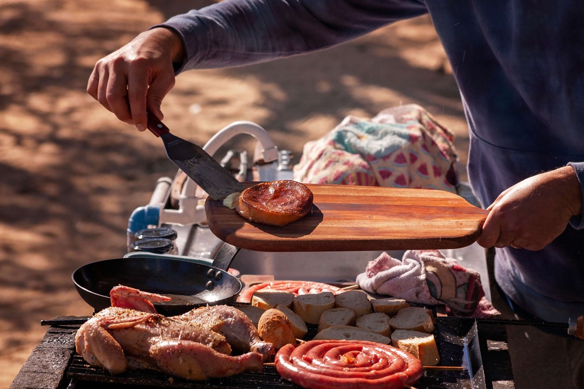 Le barbecue autour du monde : cinq traditions qui réinventent les grillades de l'été