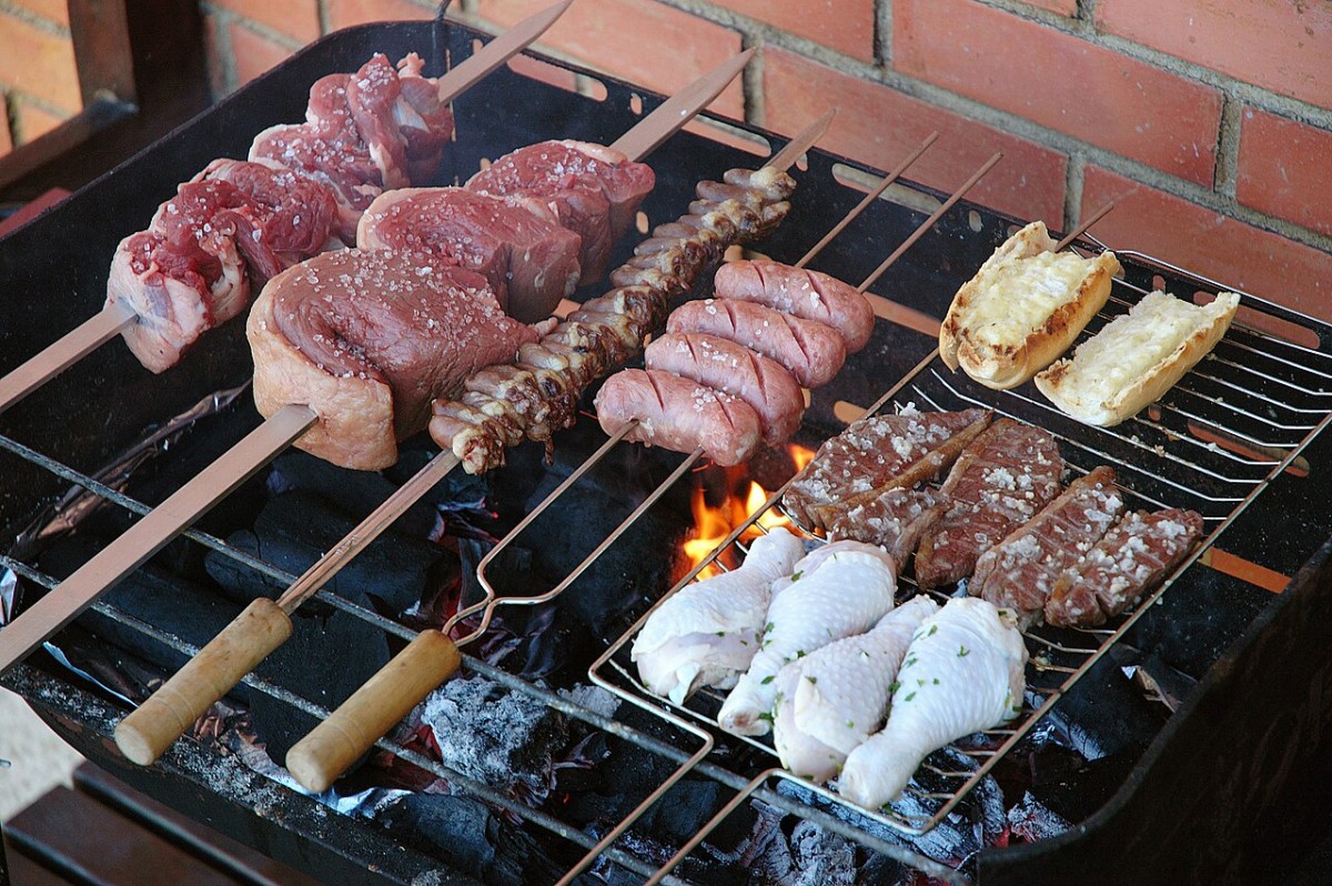Le barbecue autour du monde : cinq traditions qui réinventent les grillades de l'été