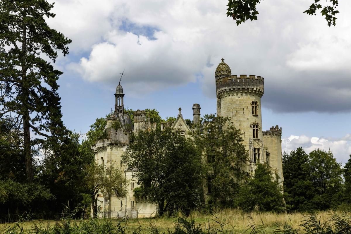 Moulin, bergerie, manoir en ruine : les biens atypiques français qui font rêver