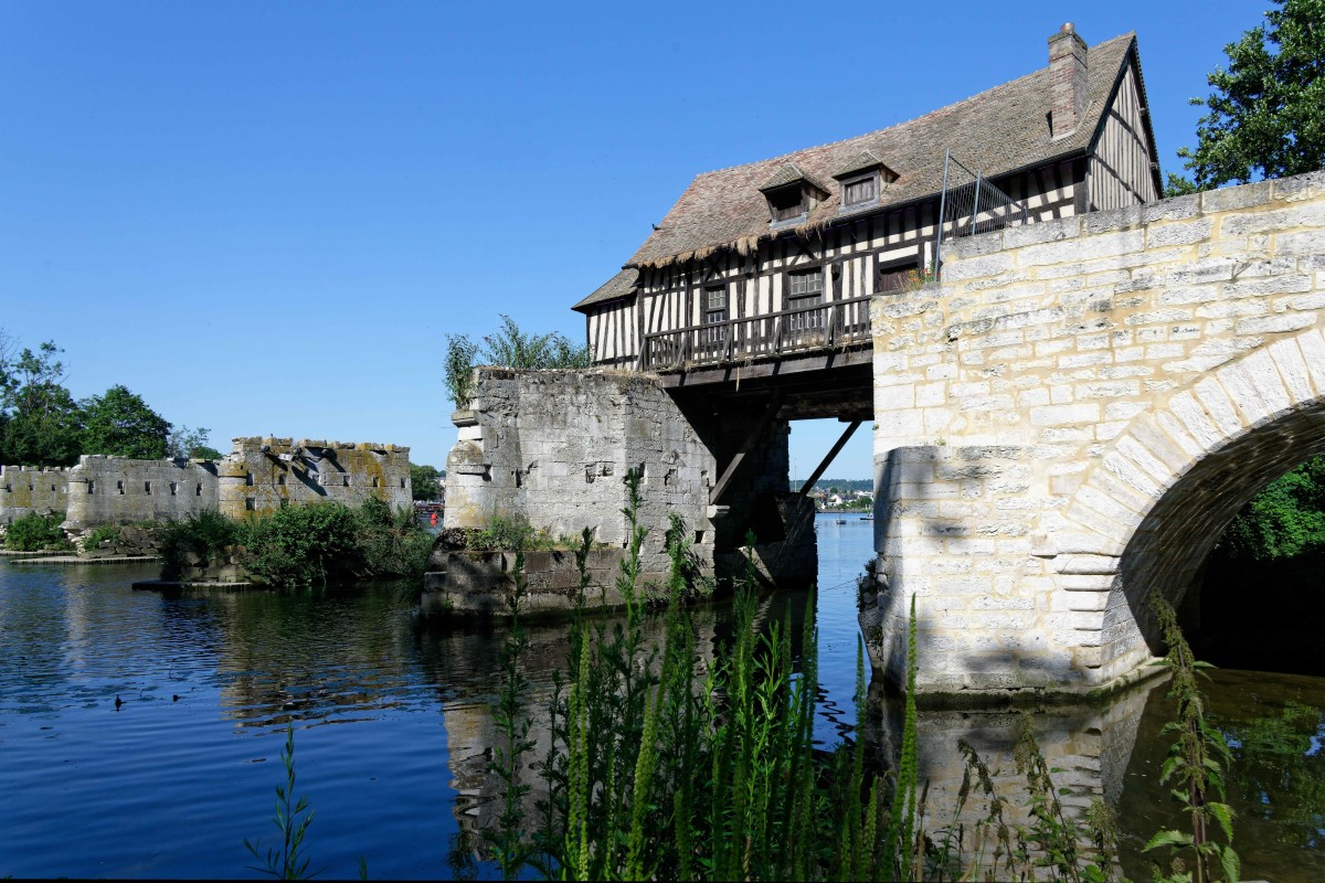 Moulin, bergerie, manoir en ruine : les biens atypiques français qui font rêver