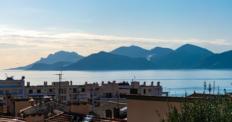 Vivre entre mer et montagne : les Alpes-Maritimes pour les actifs