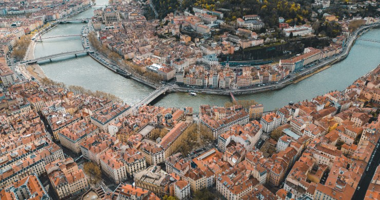 Où trouver une maison à prix abordable avec jardin autour de Lyon ?