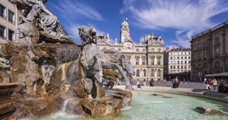 Encadrement des loyers, réquisitions et choc d’offre, les têtes de liste à Lyon affichent des réponses très différentes.
