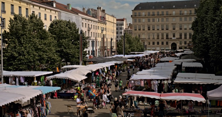 À Saint‑Étienne, les municipales se jouent aussi sur la rénovation, l’accès au logement et la lutte contre la précarité.