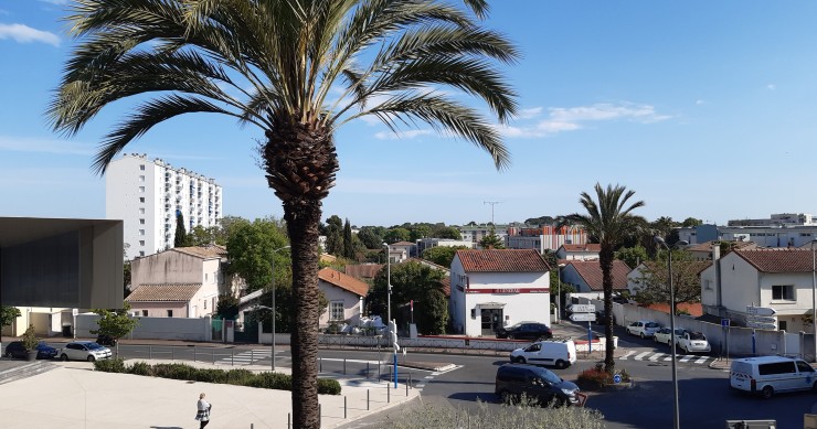 Une campagne du nouveau maire relance le débat sur la crise du logement neuf et crispe les promoteurs.