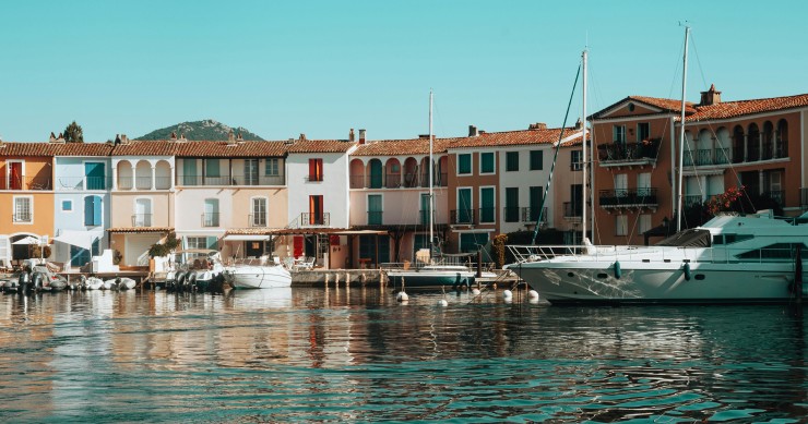 Plusieurs villes renforcent leurs régulations pour limiter la location touristique. Objectif : protéger le logement local.