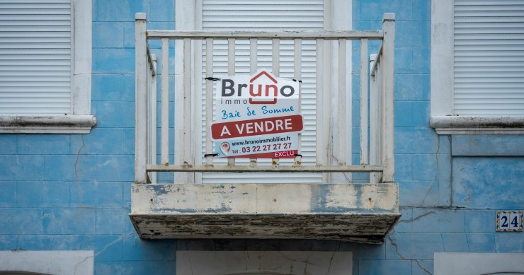 Entre taux stabilisés autour de 3,1 % et marché ralenti, les ménages hésitent : franchir le pas ou patienter