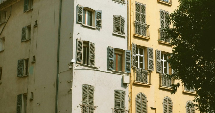 Interdictions de location, rénovations hors de prix, décotes à la revente : le patrimoine des Français vacille.