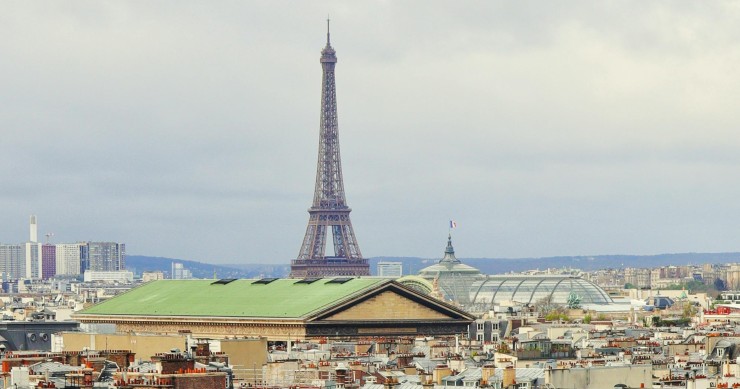 Loyers records, demande sociale saturée, fiscalité en débat : les candidats à Paris avancent des remèdes radicalement différents.