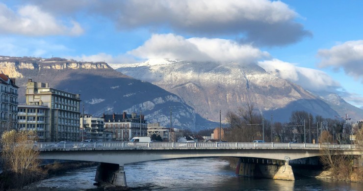Les candidats à Grenoble opposent réquisition, quotas sociaux, encadrement des loyers et soutien aux propriétaires.