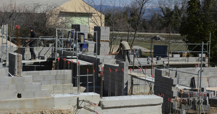 Dossiers bloqués, travaux gelés et artisans du bâtiment en première ligne de la crise, la mesure est suspendue faute de budget.
