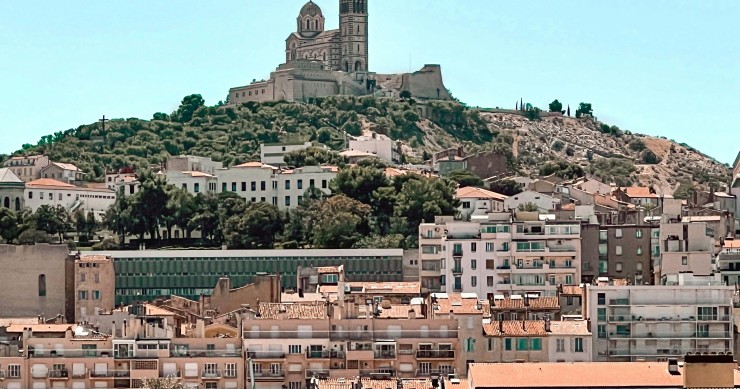 Les candidats à la mairie de Marseille rivalisent de promesses face à une crise du logement aiguë.