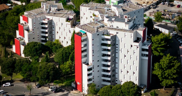 APL, RLS, rénovation énergétique : l’État desserre l’étau sur les HLM, sans régler la crise des listes d’attente.
