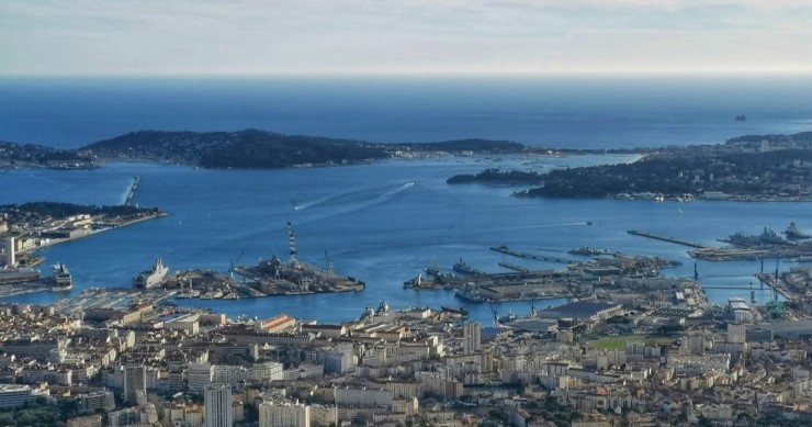 Sous‑dotée en HLM et frappée par les amendes SRU, Toulon place la crise du logement au centre de la municipale.