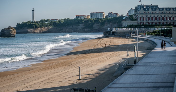 À Biarritz, des propriétaires maquillent leur résidence secondaire en principale pour éviter la taxe. La ville prépare la riposte.