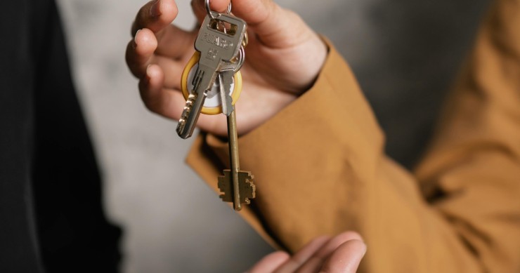 Taux élevés, apports en hausse, prix qui résistent : les jeunes acheteurs doivent redoubler d’efforts pour devenir propriétaires.