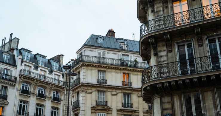 Le marché immobilier se redresse en 2026, mais la confiance reste fragile et la reprise dépendra des choix économiques et fiscaux.