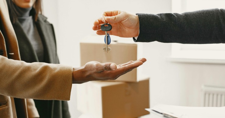 Les primo-accédants échappent à la hausse des frais de notaire. Un avantage concret qui réduit le coût d’entrée à l’achat.