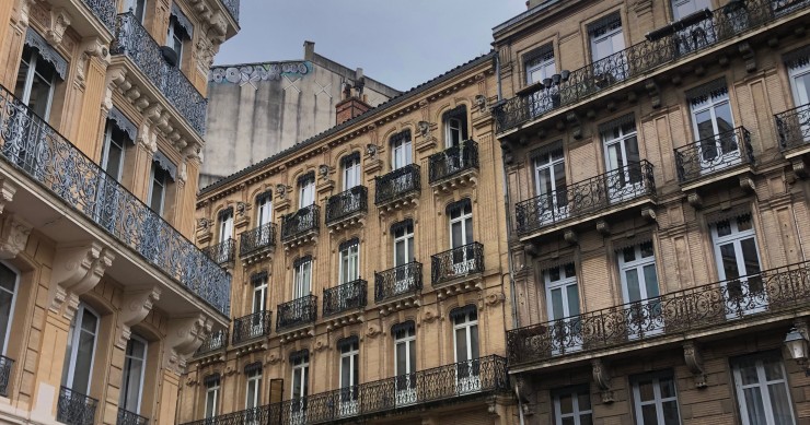 L’ancien repart : une reprise franche mais encore vulnérable selon les territoires.