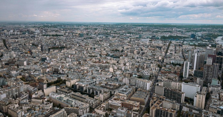 Les tarifs immobiliers parisiens repartent à la hausse, mais les écarts se creusent entre arrondissements et types de biens.