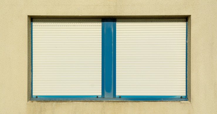 Volets et stores font baisser la température de plusieurs degrés. Un logement sur deux en reste pourtant mal équipé.