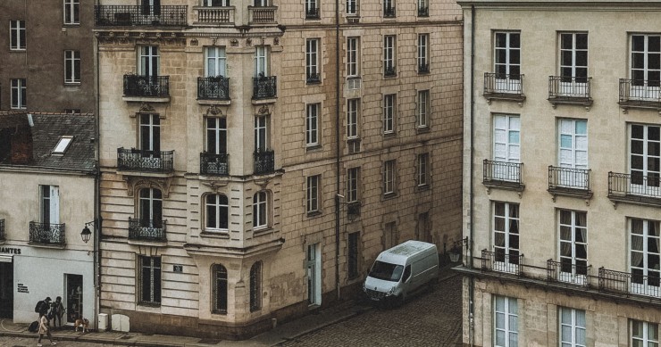 L’offre progresse à peine (+1,1 %) tandis que les loyers bondissent : le marché locatif reste sous forte pression.
