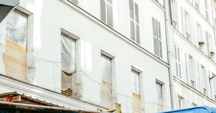 Dossiers bloqués, travaux gelés et artisans du bâtiment en première ligne de la crise, la mesure est suspendue faute de budget.