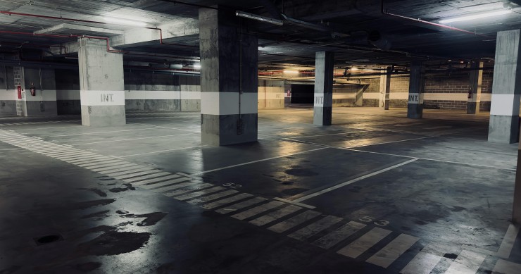 Entre raréfaction des places, et essor de l’autopartage, la voiture personnelle en copropriété est en pleine remise en question.