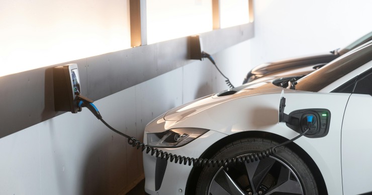 Aides, droit à la prise et valorisation : la recharge électrique s’impose enfin dans les immeubles.