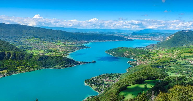 Annecy : la rencontre du lac, des sommets et de la pierre médiévale