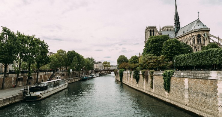Habiter sur une péniche à Paris, le charme d’une vie flottante
