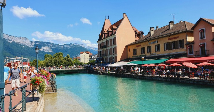 Entre lac et montagne : que faut-il savoir avant de s’installer à Annecy ?