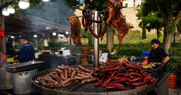 Le barbecue autour du monde : cinq traditions qui réinventent les grillades de l'été
